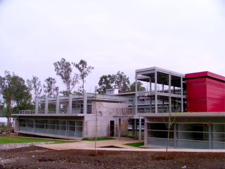 Construcción del edificio de la Unidad Académica de Geografía, en Morelia, Michoacán