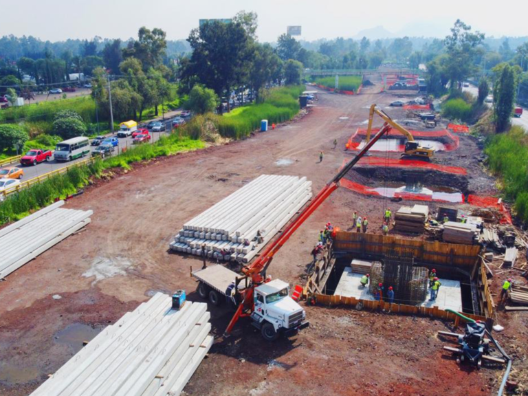 Construcción del puente vehicular ubicado en Periférico Sur y Canal Nacional, Del. Xochimilco, CDMX